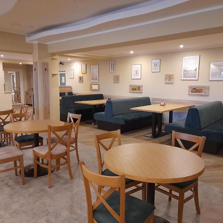 Hotel Caras Оравица Екстериор снимка