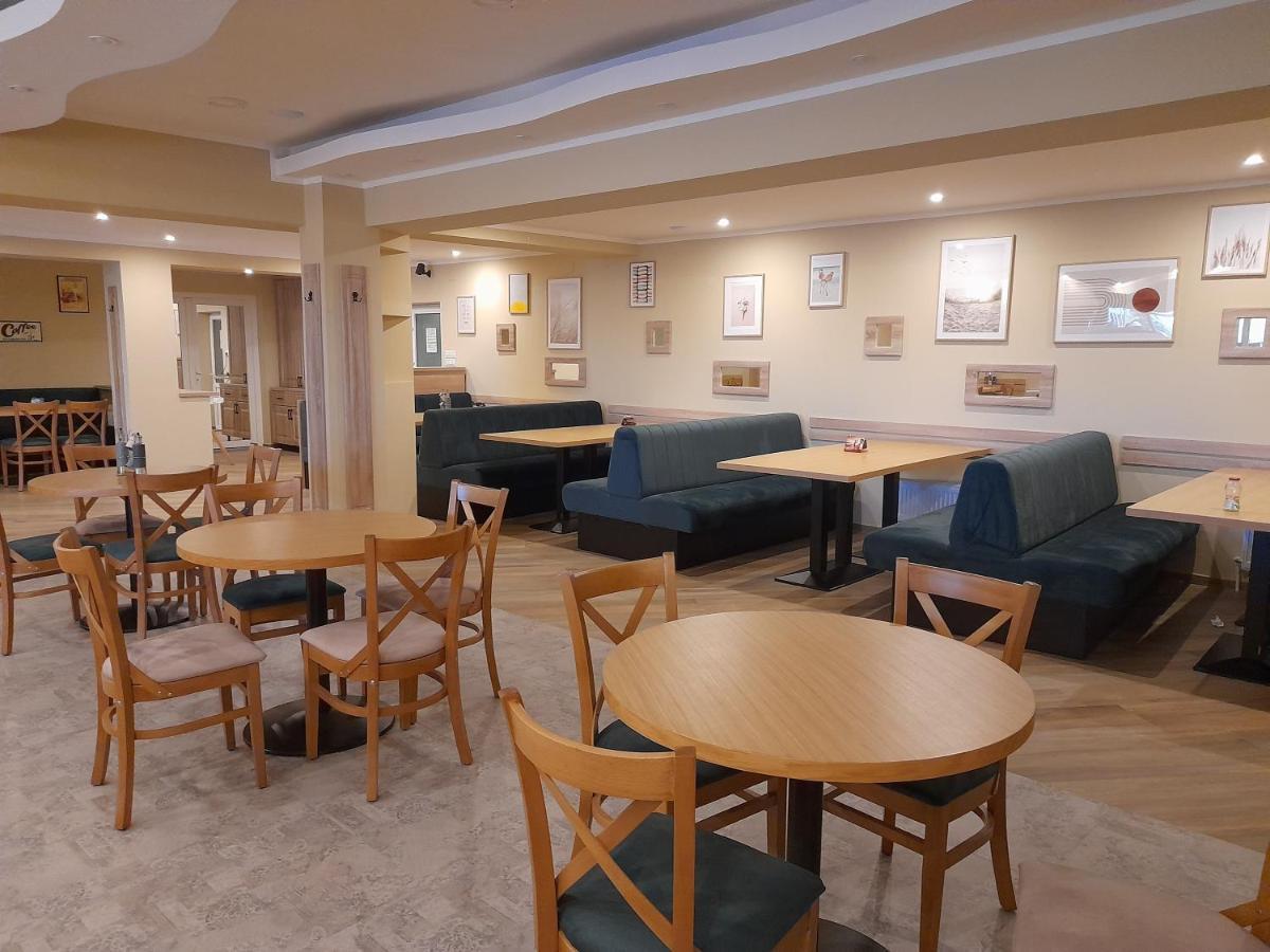 Hotel Caras Оравица Екстериор снимка