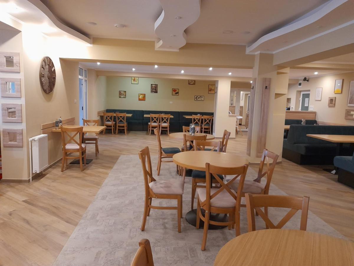 Hotel Caras Оравица Екстериор снимка