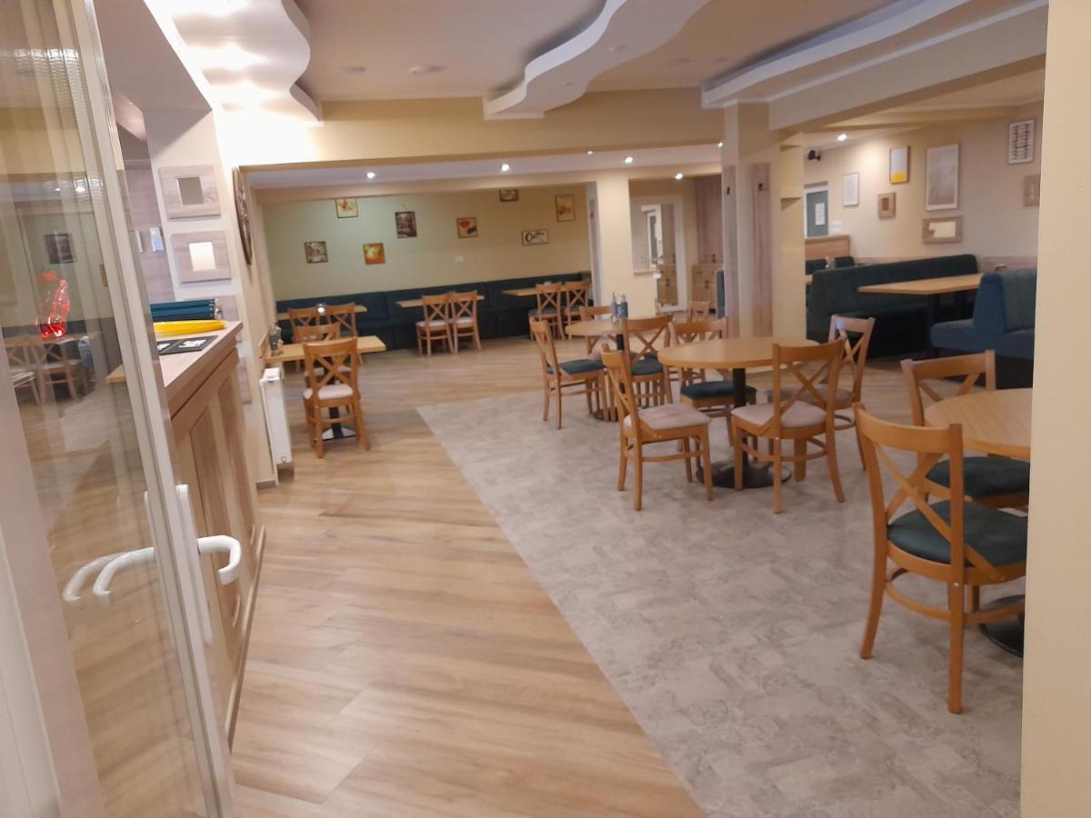 Hotel Caras Оравица Екстериор снимка