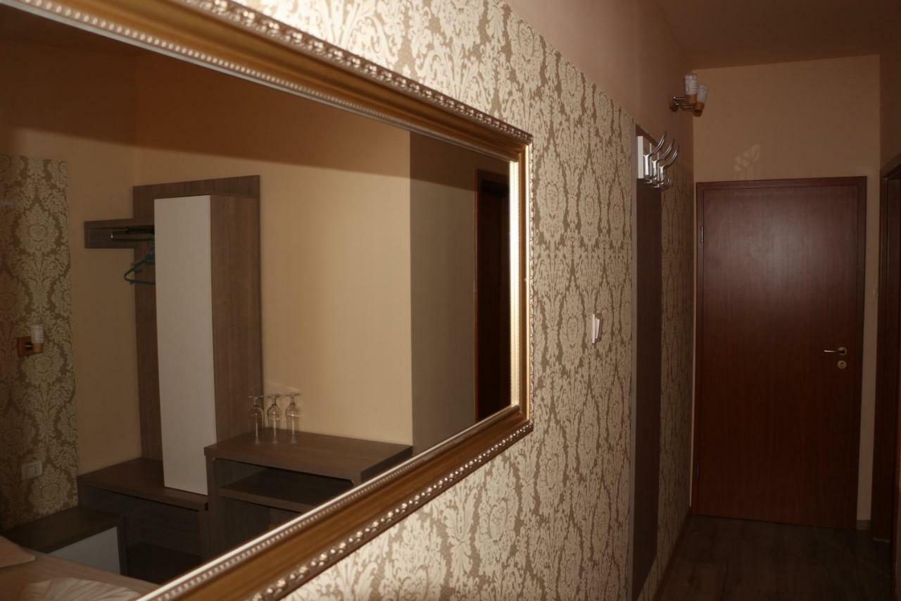 Hotel Caras Оравица Екстериор снимка