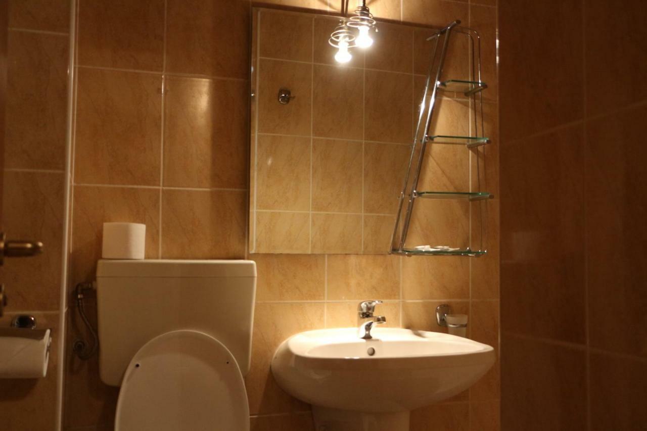 Hotel Caras Оравица Екстериор снимка