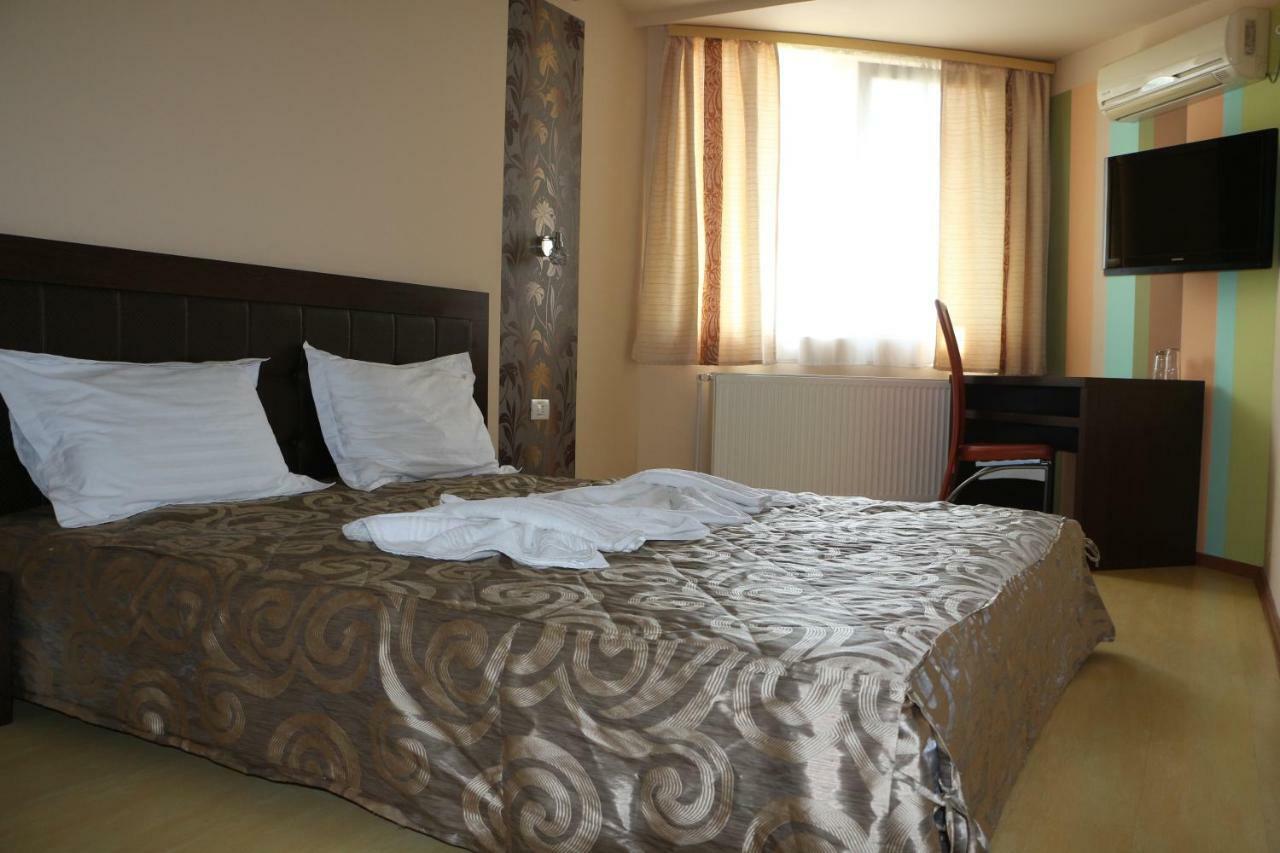 Hotel Caras Оравица Екстериор снимка