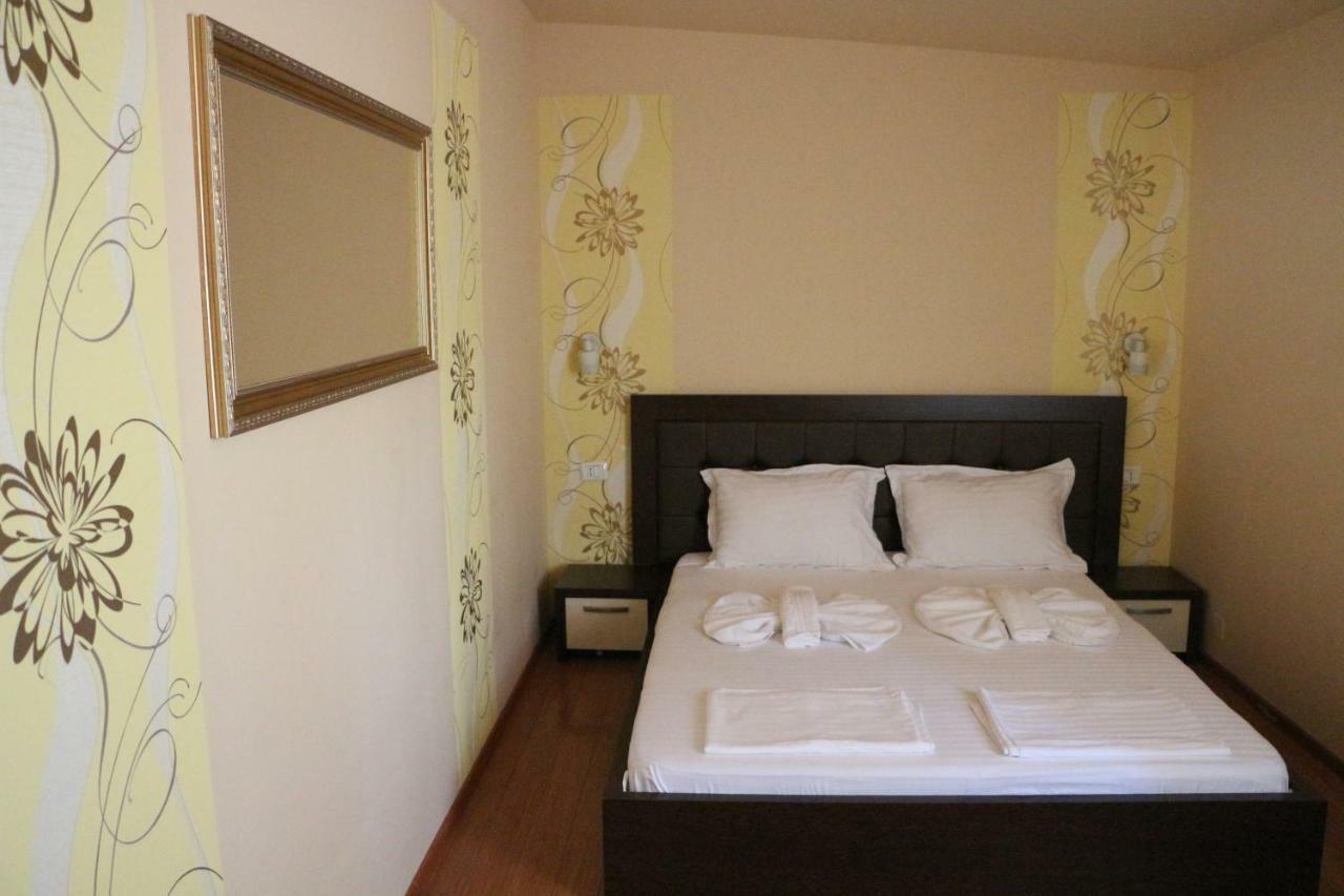 Hotel Caras Оравица Екстериор снимка