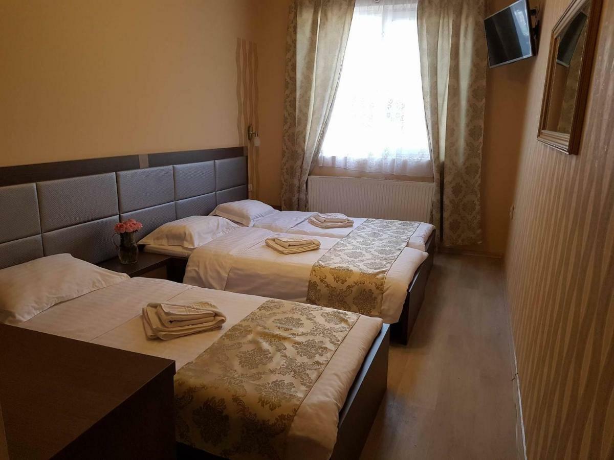 Hotel Caras Оравица Екстериор снимка